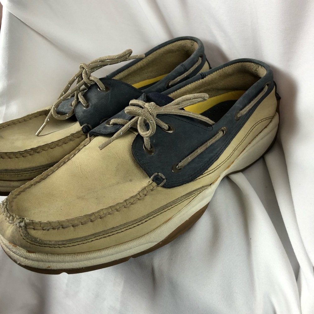 Tan and blue men’s Sperrys
